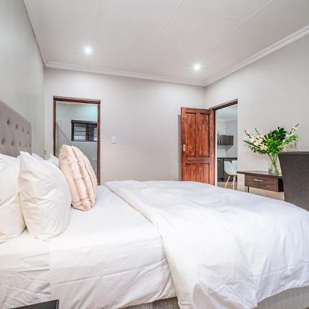 Hurlingham House Guest House Йоханнесбург Экстерьер фото
